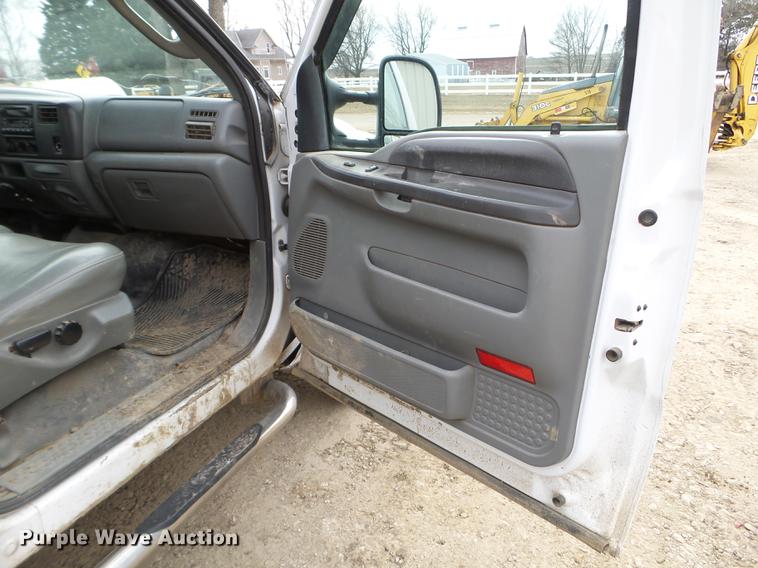 image for item EW9886 2004 Ford F350 Super Duty Crew Cab pickup truck