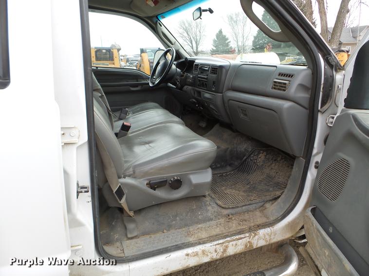 image for item EW9886 2004 Ford F350 Super Duty Crew Cab pickup truck