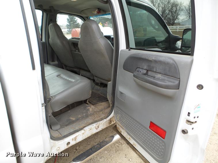 image for item EW9886 2004 Ford F350 Super Duty Crew Cab pickup truck