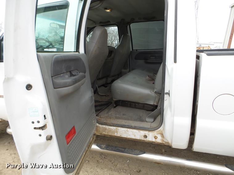 image for item EW9886 2004 Ford F350 Super Duty Crew Cab pickup truck