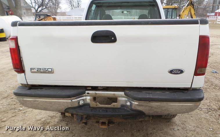 image for item EW9886 2004 Ford F350 Super Duty Crew Cab pickup truck