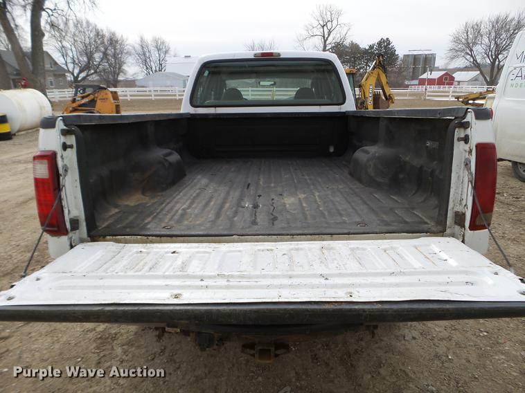 image for item EW9886 2004 Ford F350 Super Duty Crew Cab pickup truck