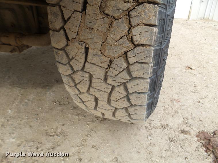 image for item EW9886 2004 Ford F350 Super Duty Crew Cab pickup truck