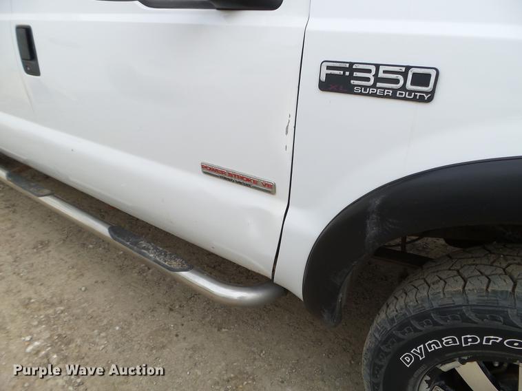 image for item EW9886 2004 Ford F350 Super Duty Crew Cab pickup truck