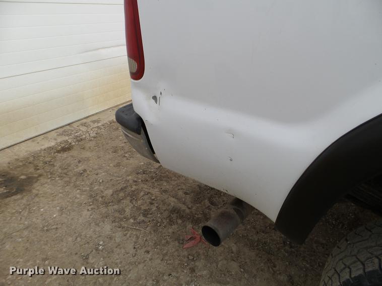 image for item EW9886 2004 Ford F350 Super Duty Crew Cab pickup truck