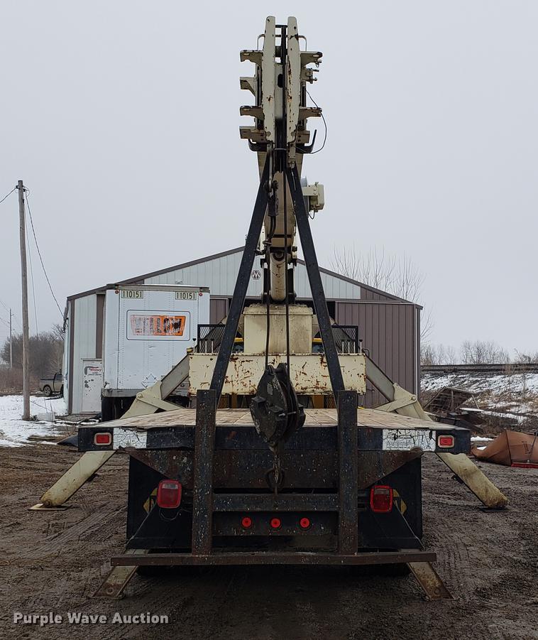 image for item AV9331 1998 Ford F800 crane truck