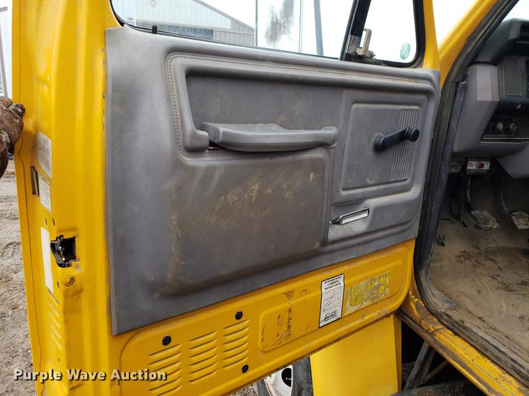 image for item AV9331 1998 Ford F800 crane truck
