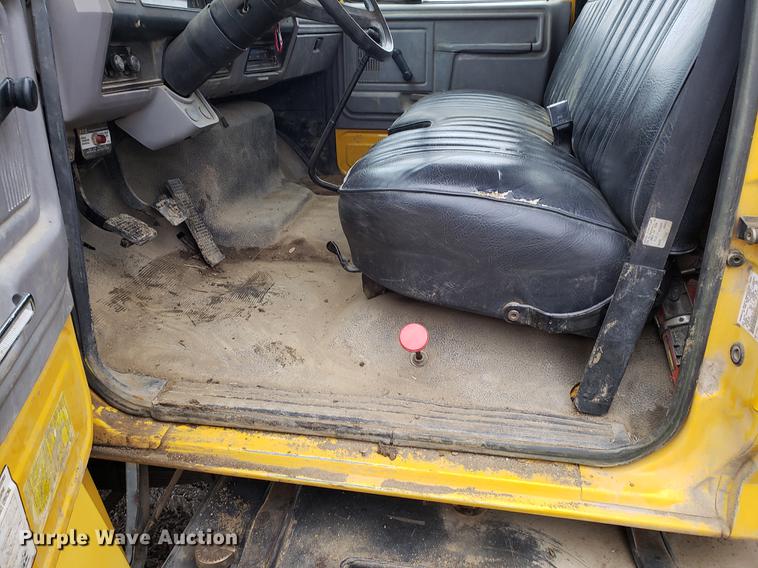 image for item AV9331 1998 Ford F800 crane truck