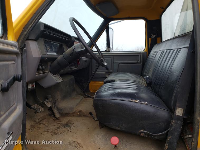 image for item AV9331 1998 Ford F800 crane truck