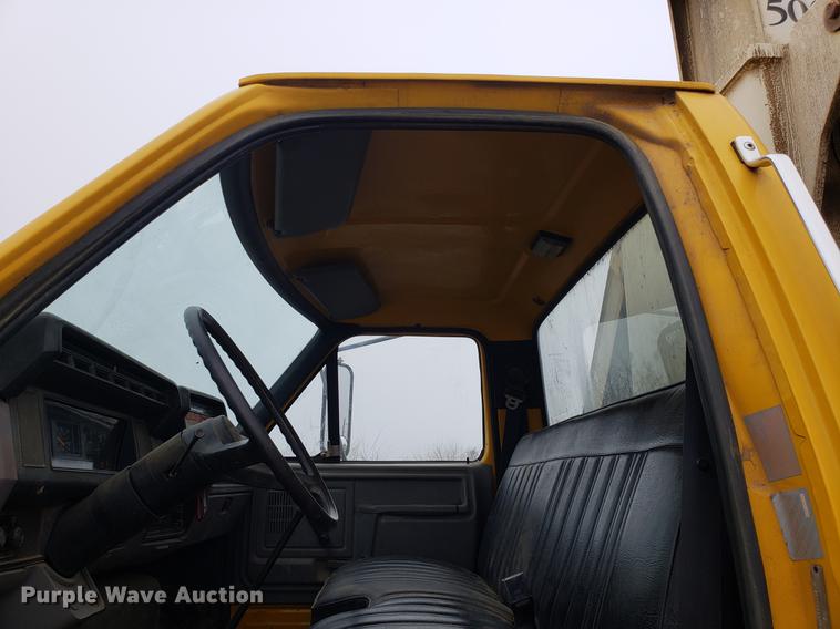 image for item AV9331 1998 Ford F800 crane truck
