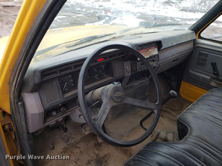 image for item AV9331 1998 Ford F800 crane truck