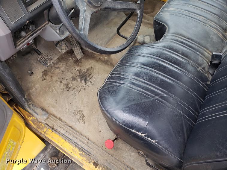 image for item AV9331 1998 Ford F800 crane truck