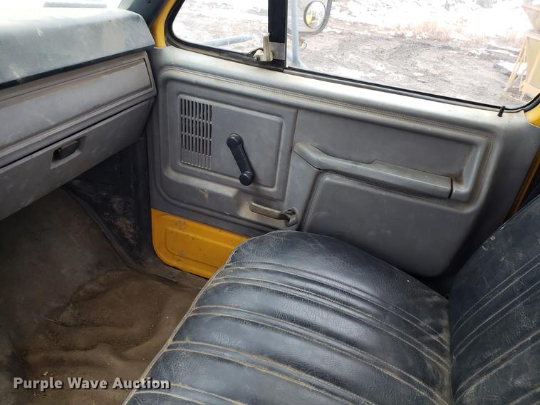 image for item AV9331 1998 Ford F800 crane truck