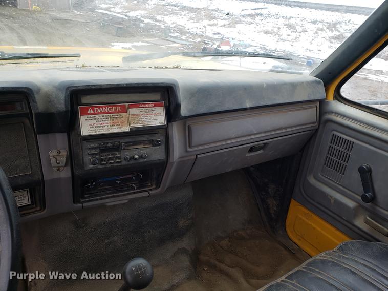 image for item AV9331 1998 Ford F800 crane truck