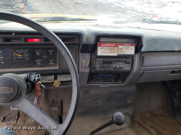 image for item AV9331 1998 Ford F800 crane truck