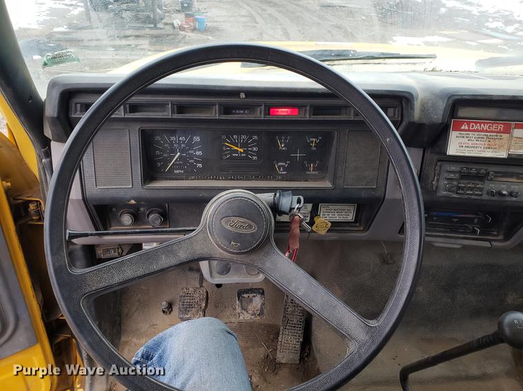 image for item AV9331 1998 Ford F800 crane truck