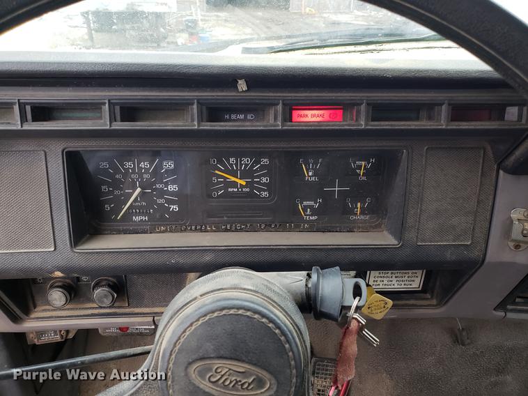 image for item AV9331 1998 Ford F800 crane truck