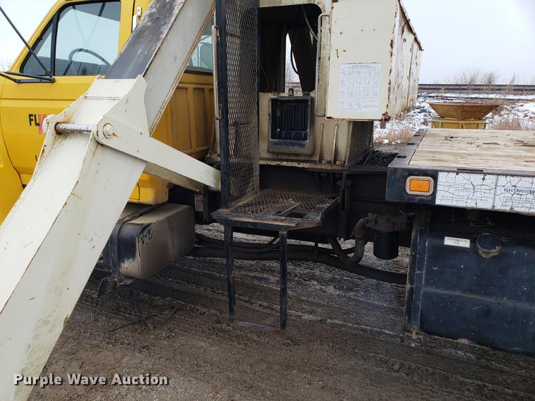 image for item AV9331 1998 Ford F800 crane truck