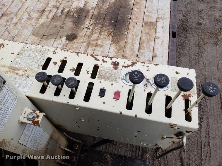 image for item AV9331 1998 Ford F800 crane truck