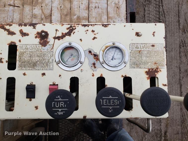 image for item AV9331 1998 Ford F800 crane truck