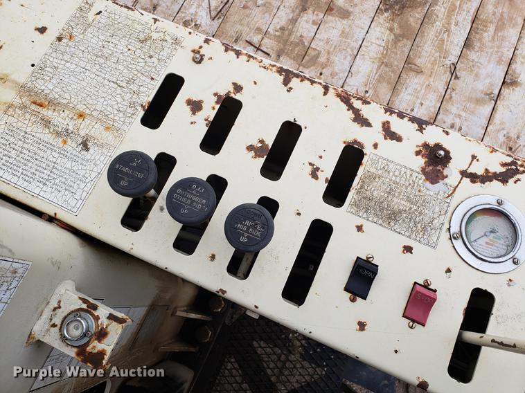 image for item AV9331 1998 Ford F800 crane truck