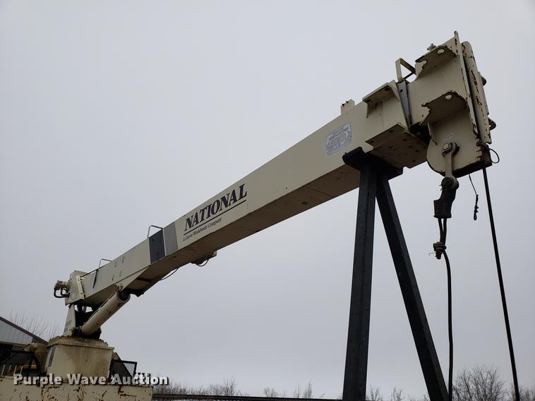 image for item AV9331 1998 Ford F800 crane truck