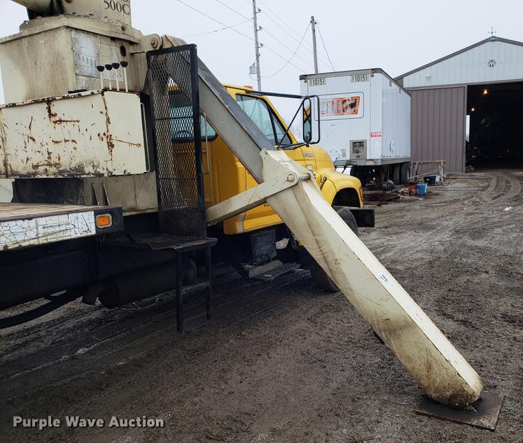 image for item AV9331 1998 Ford F800 crane truck