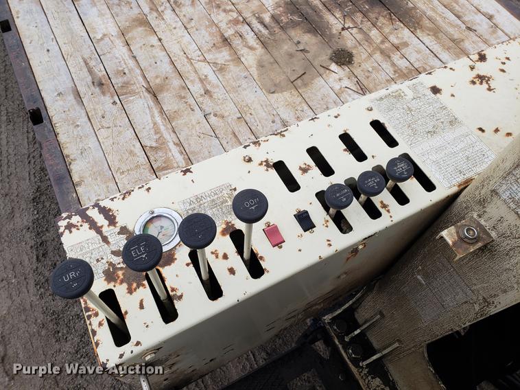 image for item AV9331 1998 Ford F800 crane truck