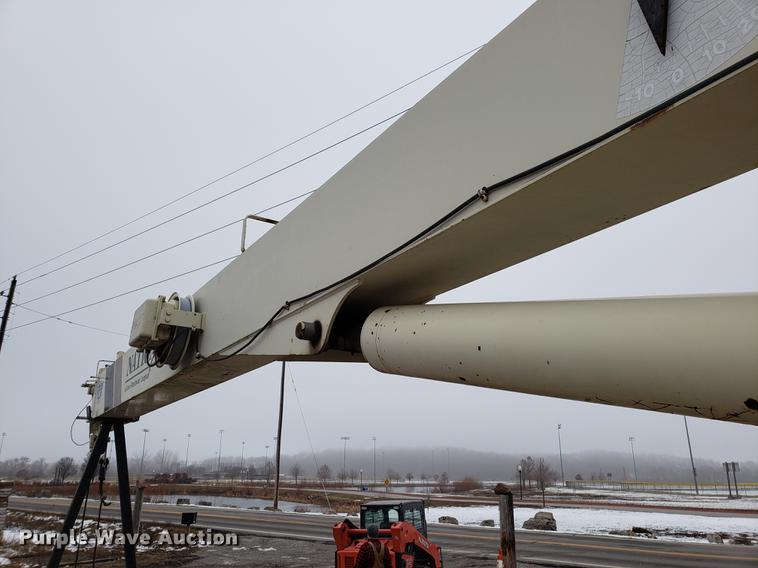 image for item AV9331 1998 Ford F800 crane truck