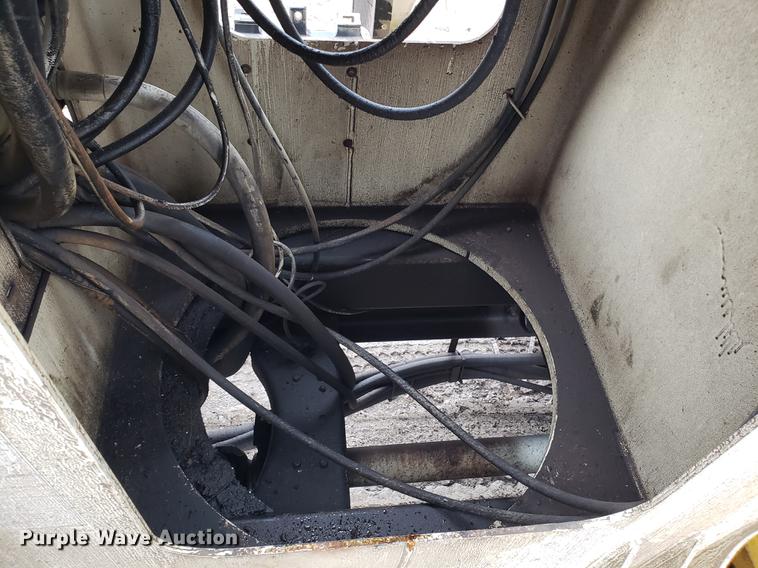 image for item AV9331 1998 Ford F800 crane truck