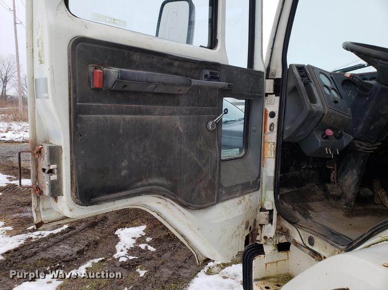 image for item AV9336 1986 Ford CF6000 box truck