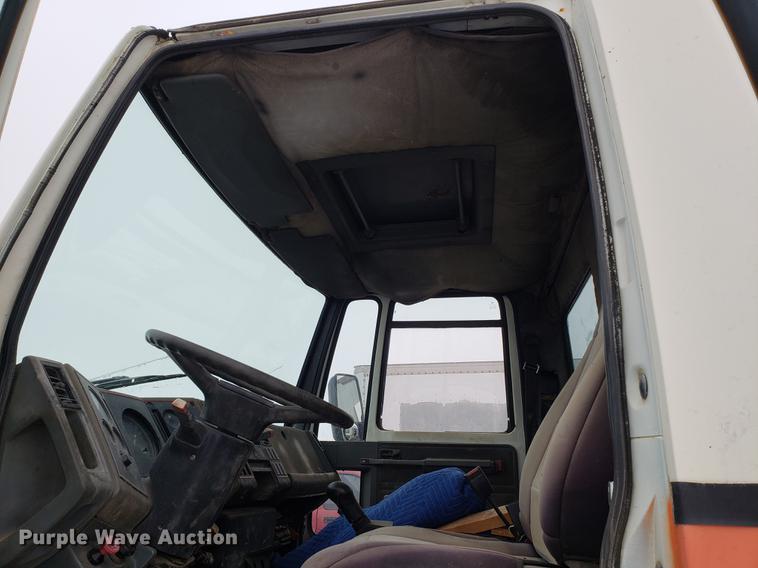 image for item AV9336 1986 Ford CF6000 box truck