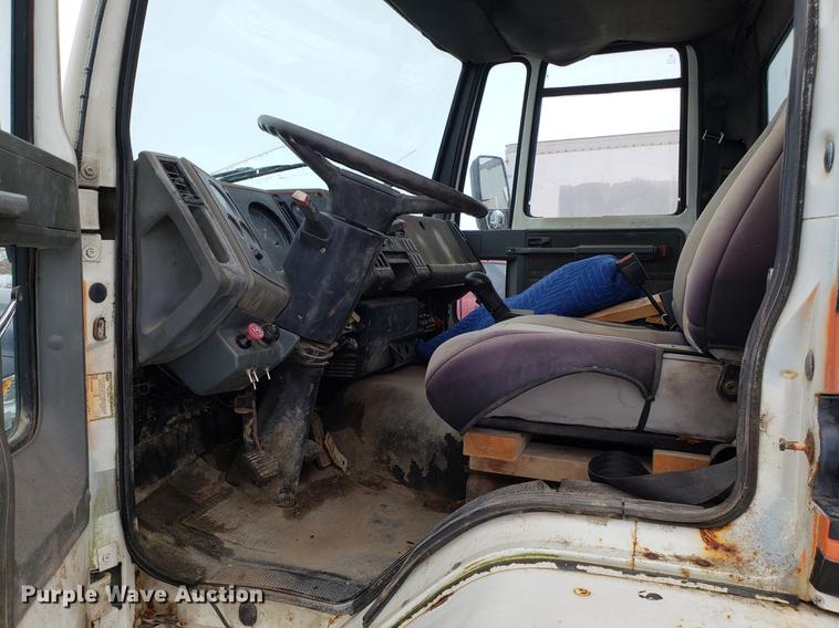 image for item AV9336 1986 Ford CF6000 box truck