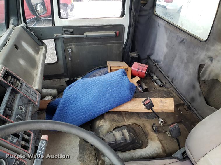 image for item AV9336 1986 Ford CF6000 box truck