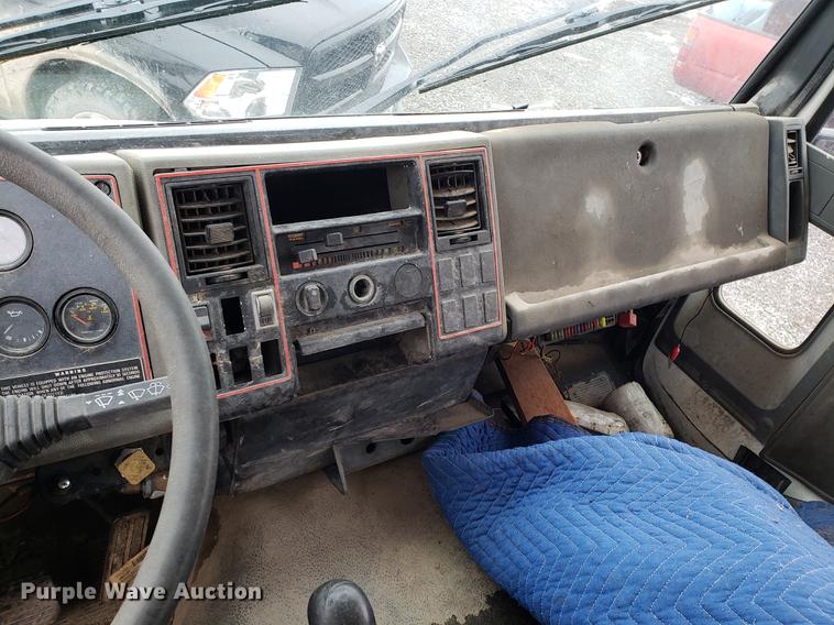 image for item AV9336 1986 Ford CF6000 box truck