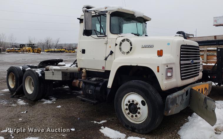 image for item AV9352 1997 Ford L9000 semi truck