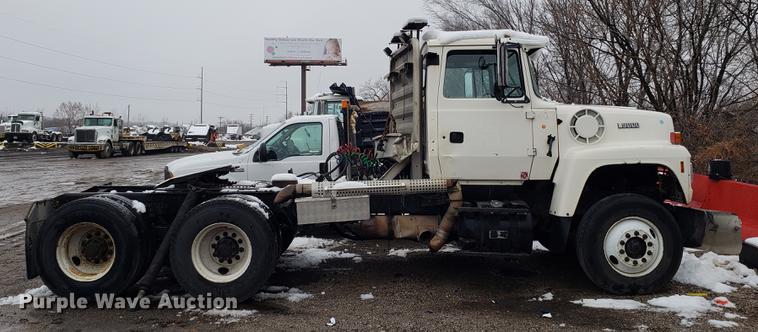 image for item AV9352 1997 Ford L9000 semi truck