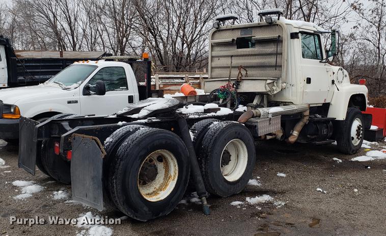 image for item AV9352 1997 Ford L9000 semi truck