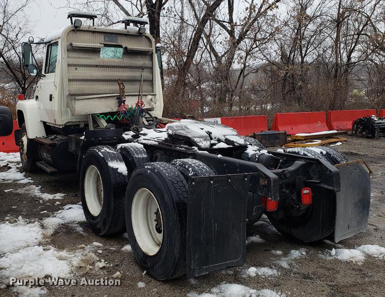 image for item AV9352 1997 Ford L9000 semi truck