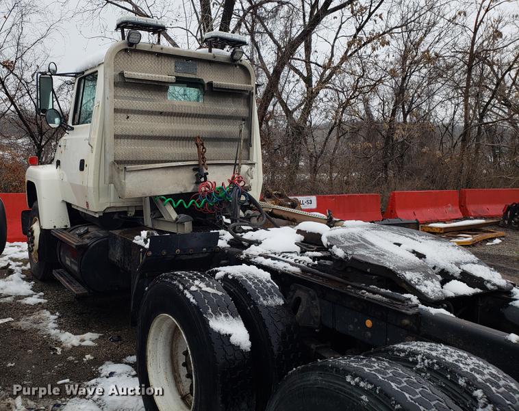 image for item AV9352 1997 Ford L9000 semi truck