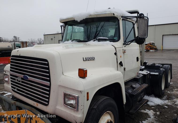 image for item AV9352 1997 Ford L9000 semi truck