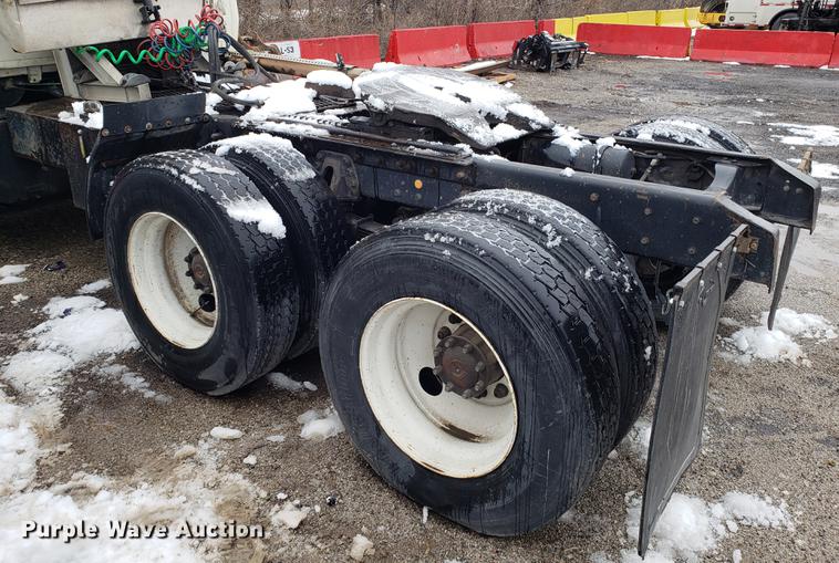 image for item AV9352 1997 Ford L9000 semi truck