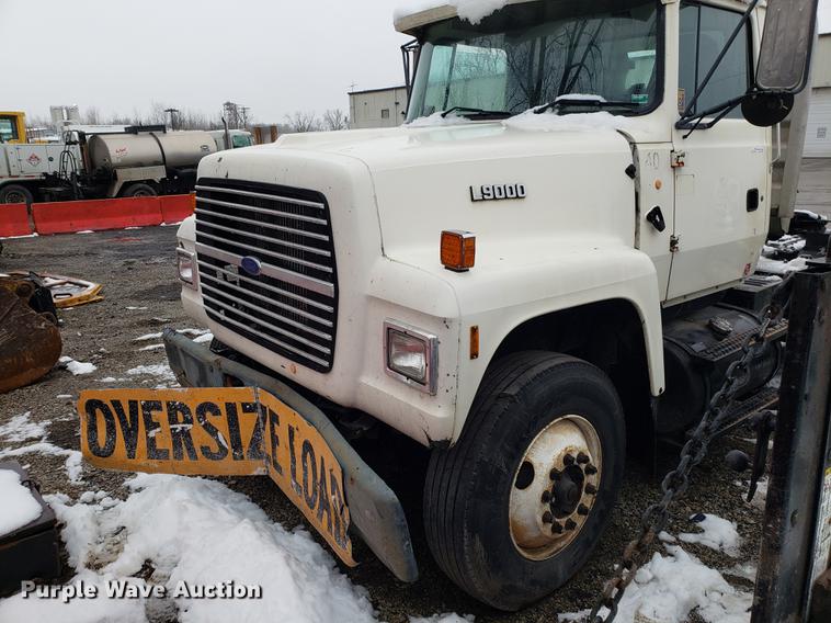 image for item AV9352 1997 Ford L9000 semi truck