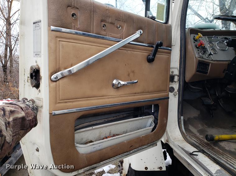 image for item AV9352 1997 Ford L9000 semi truck