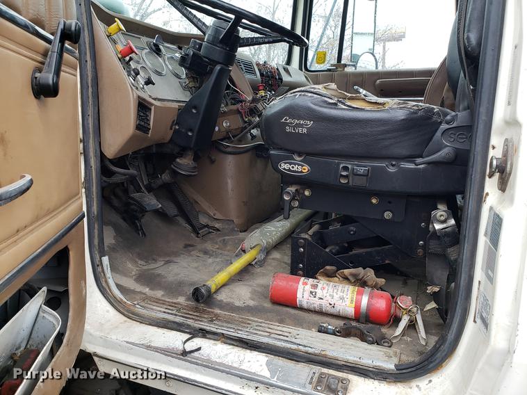 image for item AV9352 1997 Ford L9000 semi truck