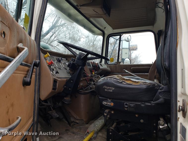 image for item AV9352 1997 Ford L9000 semi truck