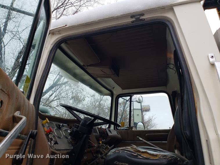 image for item AV9352 1997 Ford L9000 semi truck