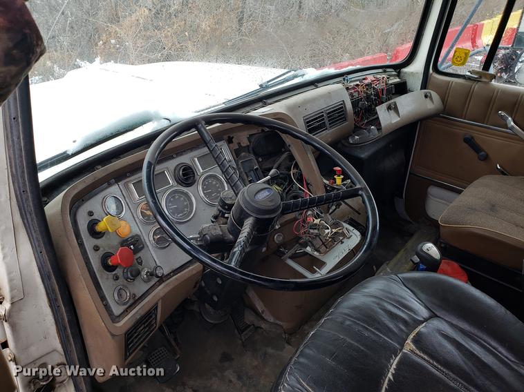 image for item AV9352 1997 Ford L9000 semi truck