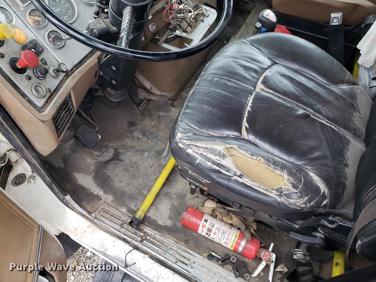 image for item AV9352 1997 Ford L9000 semi truck