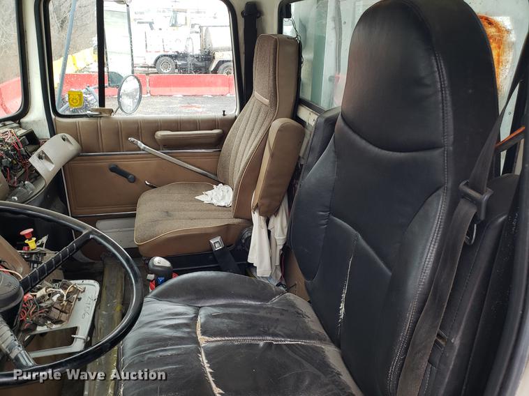 image for item AV9352 1997 Ford L9000 semi truck